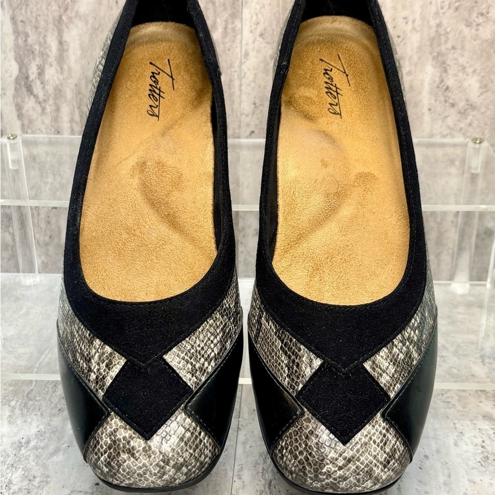 Trotters Sharp Ballet Flats Snake Print Slip Ons 9.5N - Picture 2 of 10